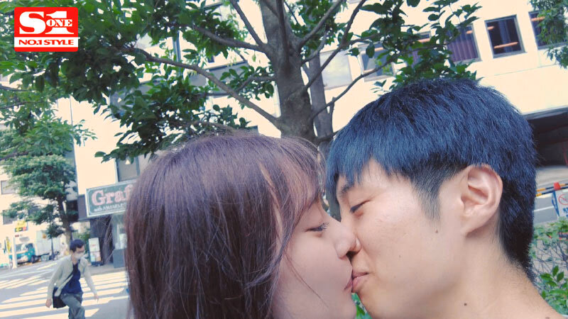 路チューで勃起したでしょ？10発射精しても、朝を迎えても、長身お姉さんにひたすら犯●れたい… 楓ふうあ プレビュー画像 1