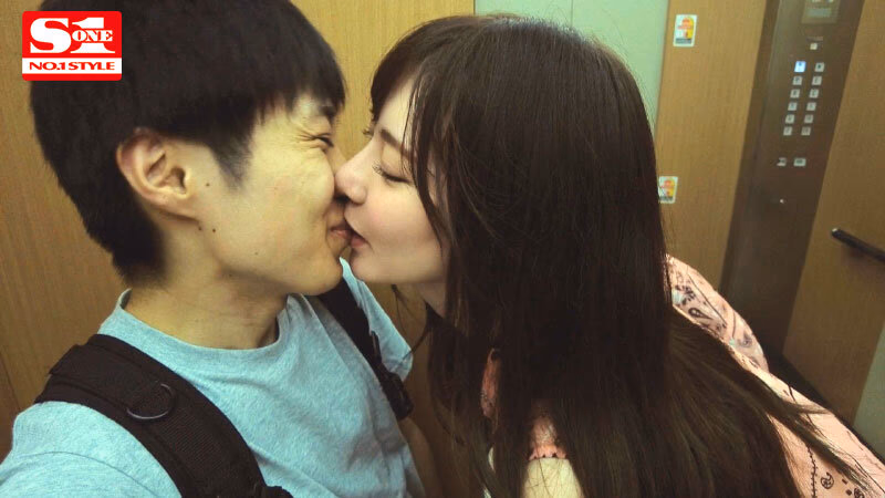 路チューで勃起したでしょ？10発射精しても、朝を迎えても、長身お姉さんにひたすら犯●れたい… 楓ふうあ プレビュー画像 2