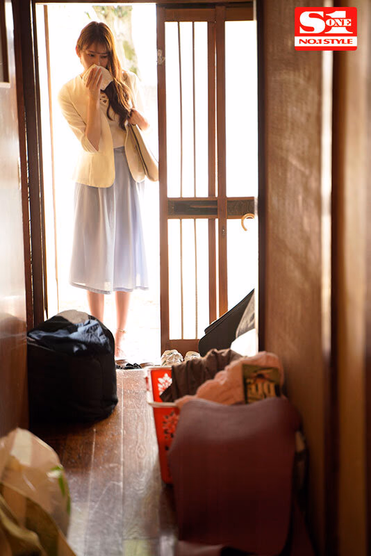 もう何十年もセックスと無縁の飢えた性獣オヤジがいるゴミ屋敷に家庭訪問した死ぬほど不運な新任女教師 楓ふうあ プレビュー画像 1