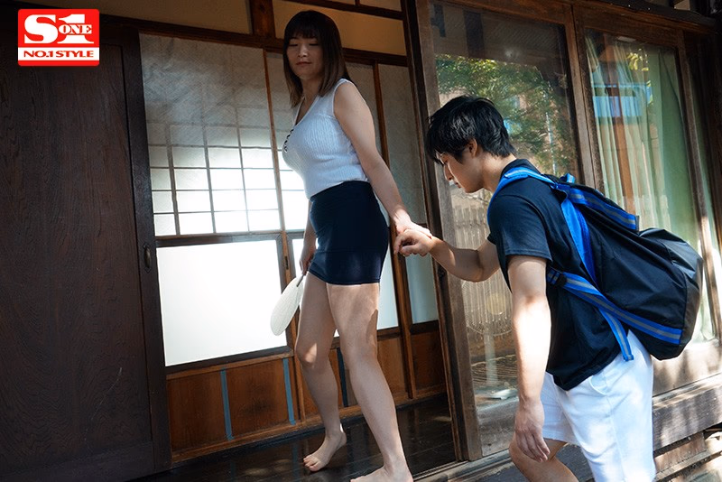 ど田舎の夏はヤルことがなくて隣の巨乳奥さんの誘惑に乗っかり毎日じっとり汗だく交尾 鷲尾めい プレビュー画像 2