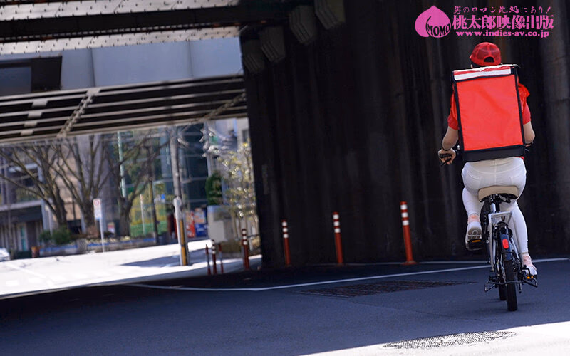 巷でウワサの人妻出張感 男を惑わす肉感完熟デリバリー 敏感！乳首イキ！！内緒の爆乳Kカップ奥さまが疼いたカラダを満たす秘密のアルバイト 小梅えな プレビュー画像 1